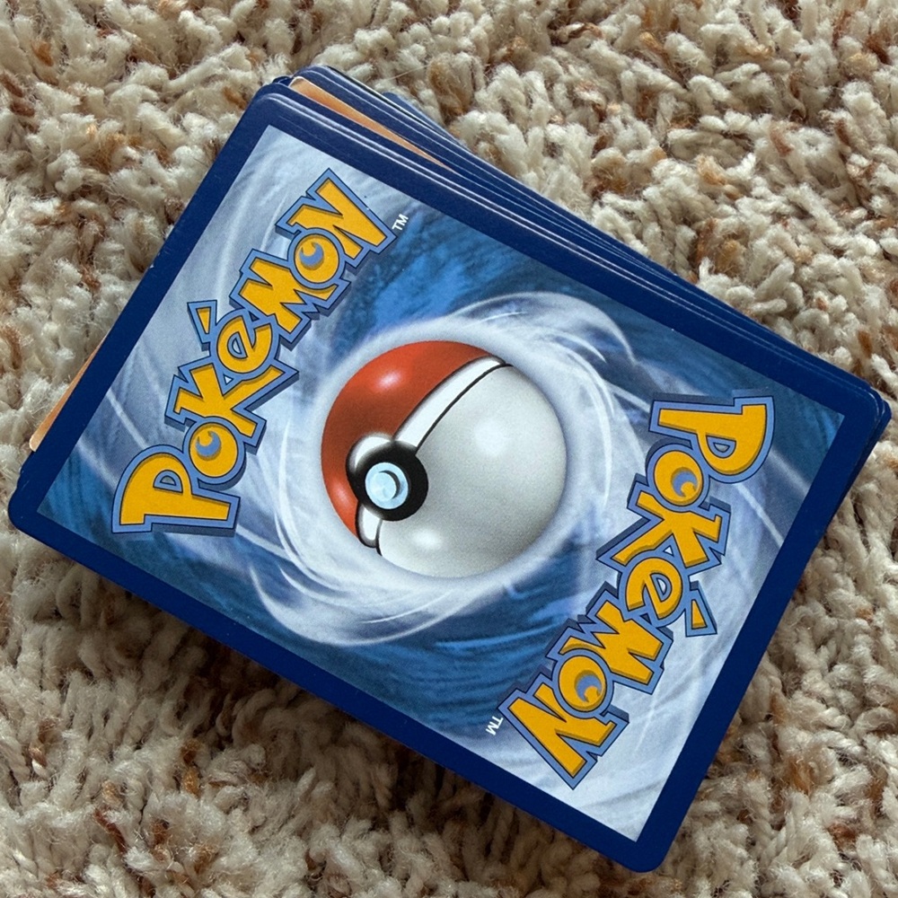 Sold/ not available Bundle: Pack of Pokémon cards - Picture 10 of 12